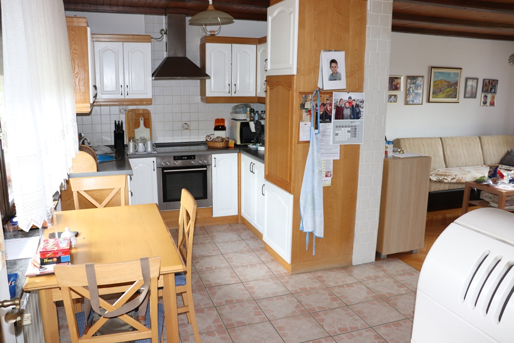 PRODAJA, KUĆA 270 m2, STRMEC STUBIČKI, PARCELA 2319 m2, 200.000 €
