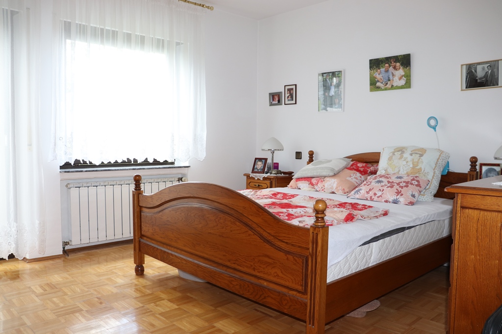 PRODAJA, KUĆA 270 m2, STRMEC STUBIČKI, PARCELA 2319 m2, 200.000 €