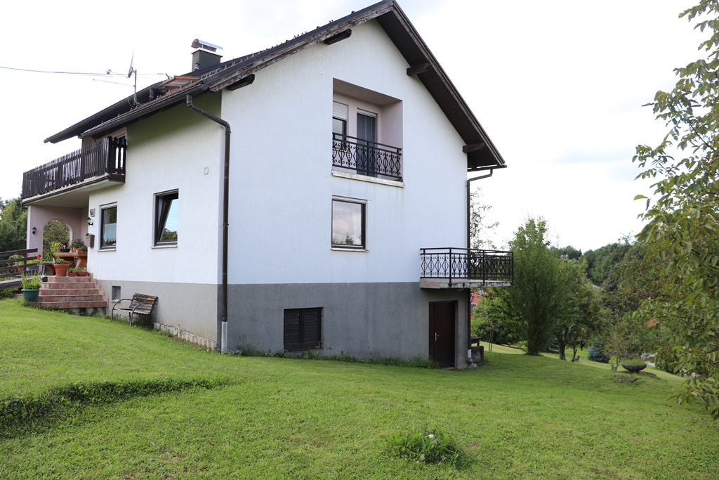 PRODAJA, KUĆA 270 m2, STRMEC STUBIČKI, PARCELA 2319 m2, 200.000 €