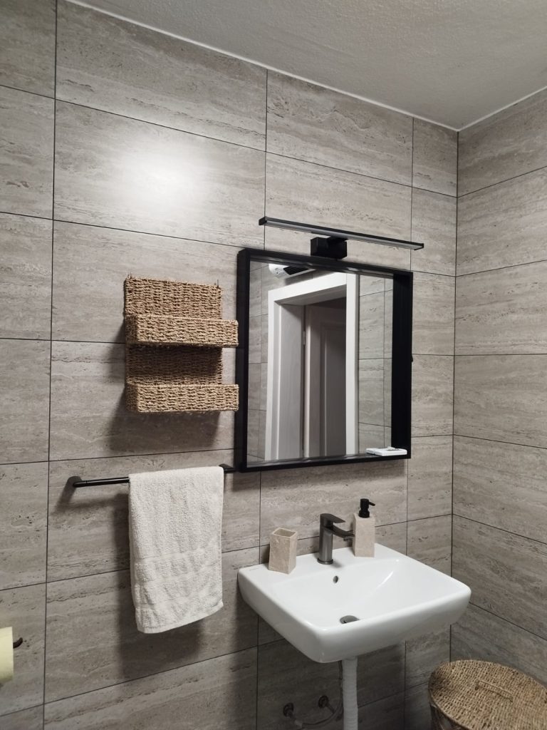 VELIKA CRKVINA, KUĆA 90m2, GOSP. OBJEKTI, ZEMLJIŠTE 7832 m2, 220.000 €