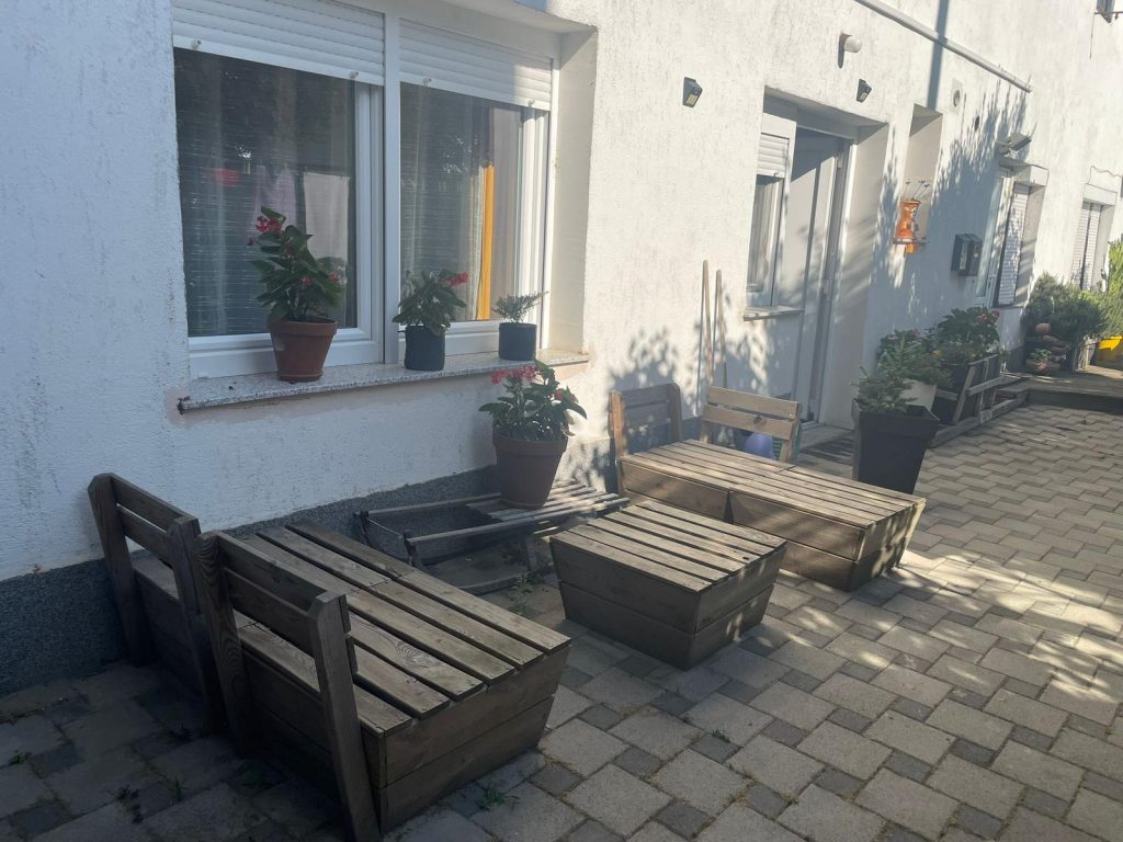 PRILIKA TOP LOKACIJA STAN TREŠNJEVKA 36m2 SA VRTOM (prodaja)