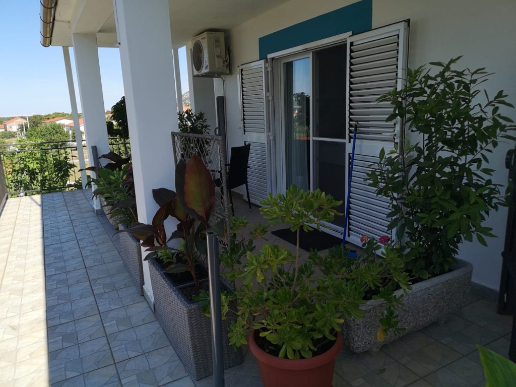 KUĆA SELINE- STARIGRAD PAKLENICA 350m2 ZA TURIZAM! (prodaja)