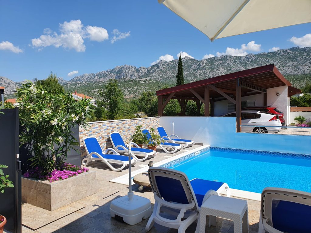 KUĆA SELINE- STARIGRAD PAKLENICA 350m2 ZA TURIZAM! (prodaja)