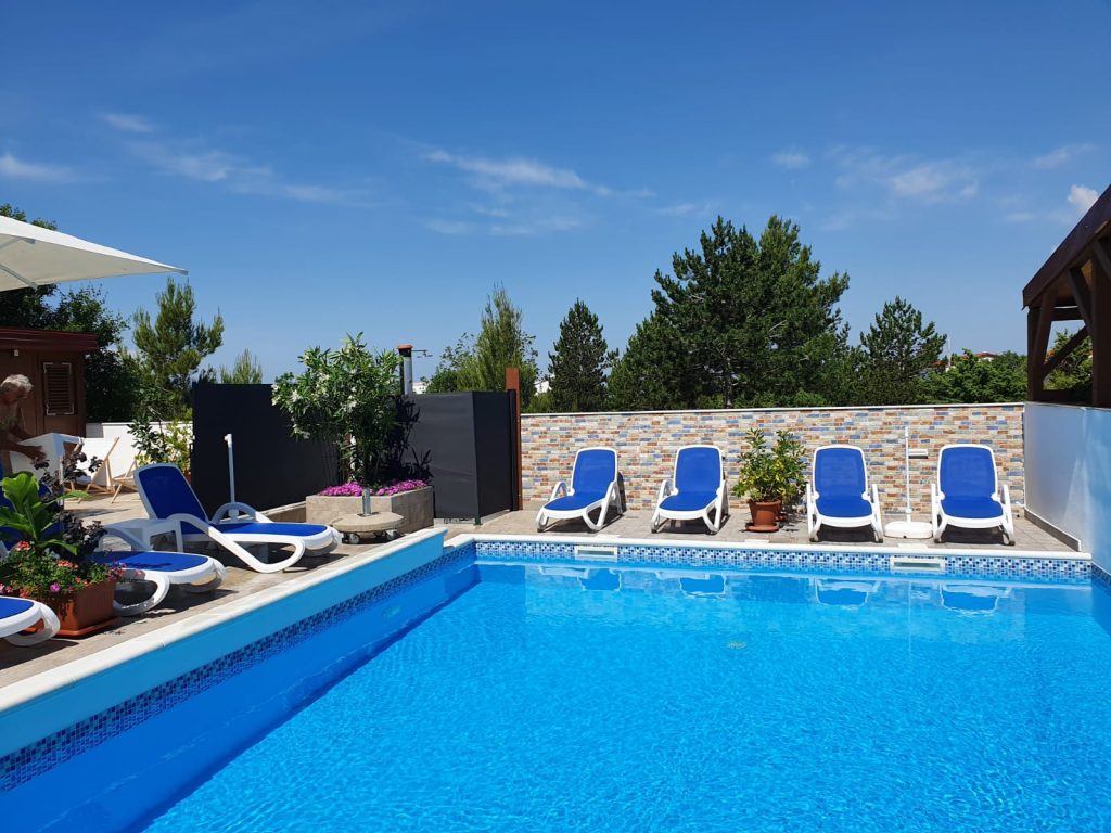 KUĆA SELINE- STARIGRAD PAKLENICA 350m2 ZA TURIZAM! (prodaja)