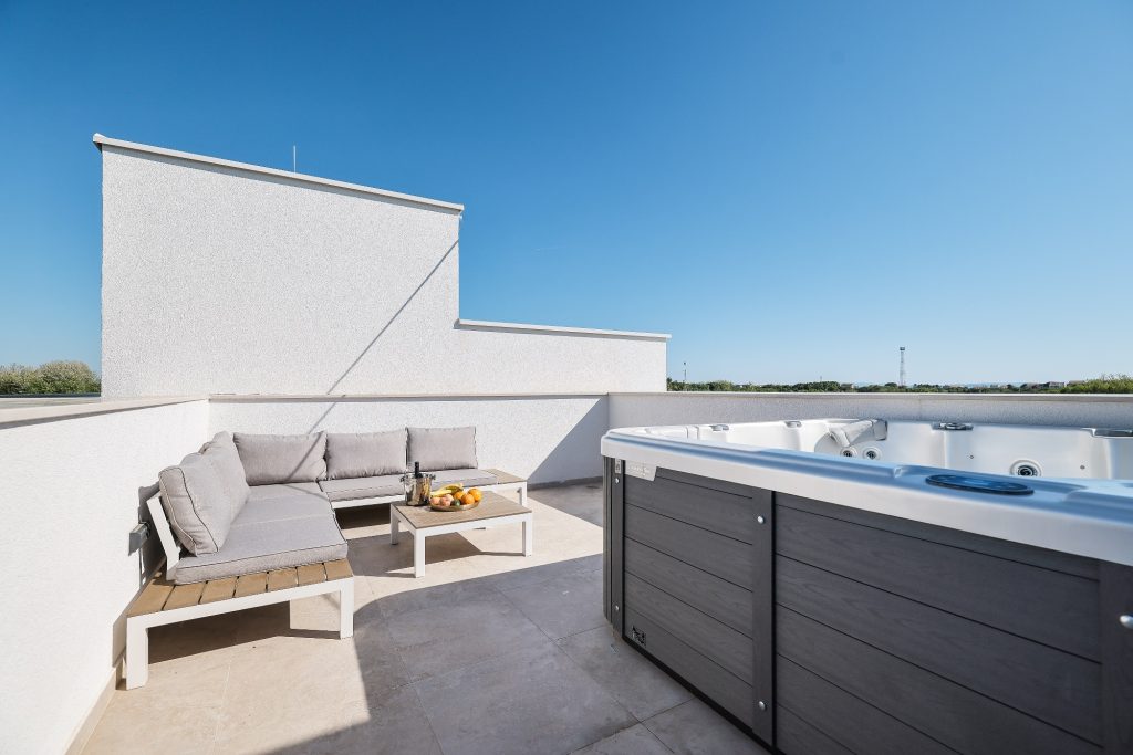 PRODAJA, VILA 113m2, BAZEN I JACUZZI, PRIVLAKA (ZD), 400.000 €