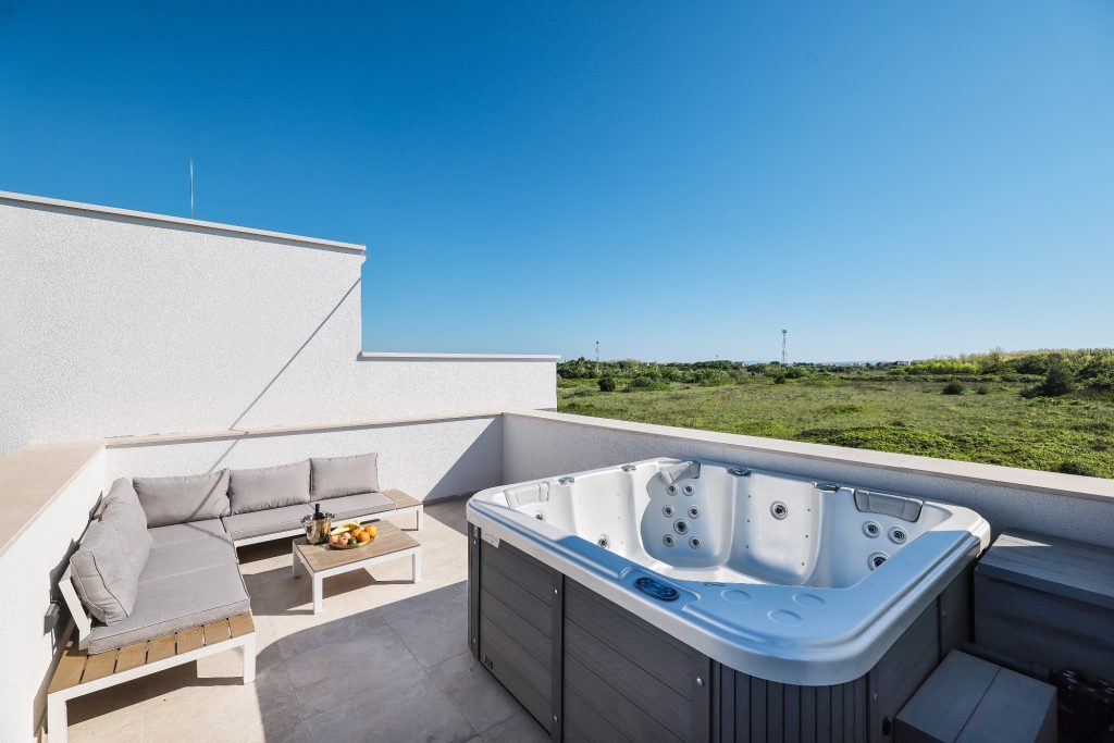 PRODAJA, VILA 113m2, BAZEN I JACUZZI, PRIVLAKA (ZD), 400.000 €