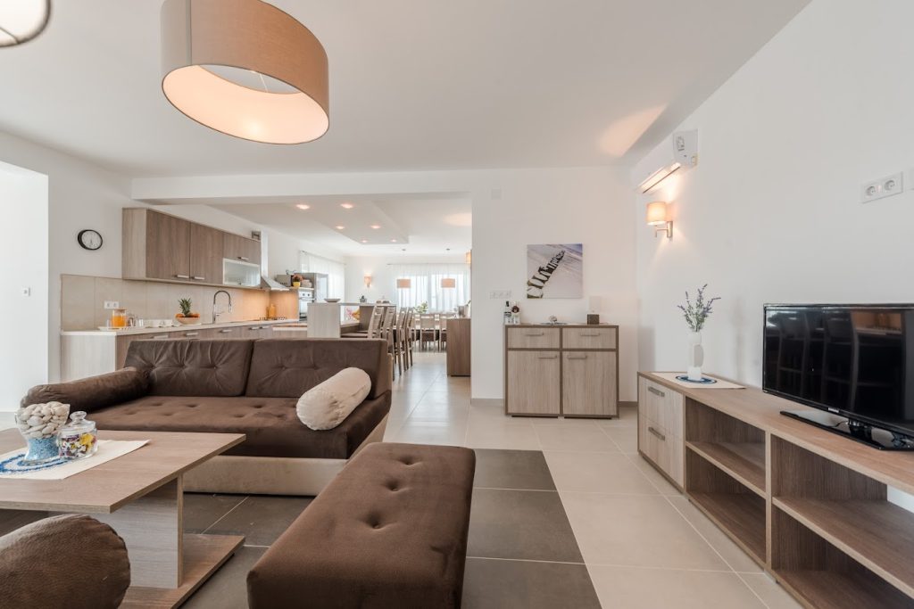 PRODAJA, 8 VILA SA BAZENIMA, DEBELJAK (ZADAR) 7 km OD MORA, 4.600.000 €