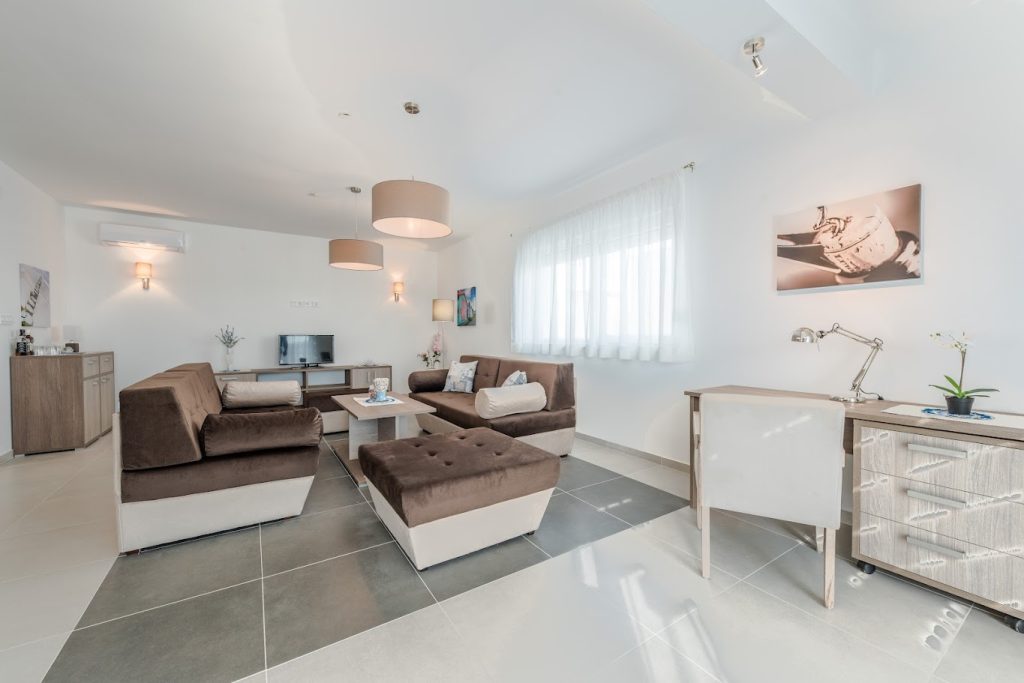 PRODAJA, 8 VILA SA BAZENIMA, DEBELJAK (ZADAR) 7 km OD MORA, 4.600.000 €