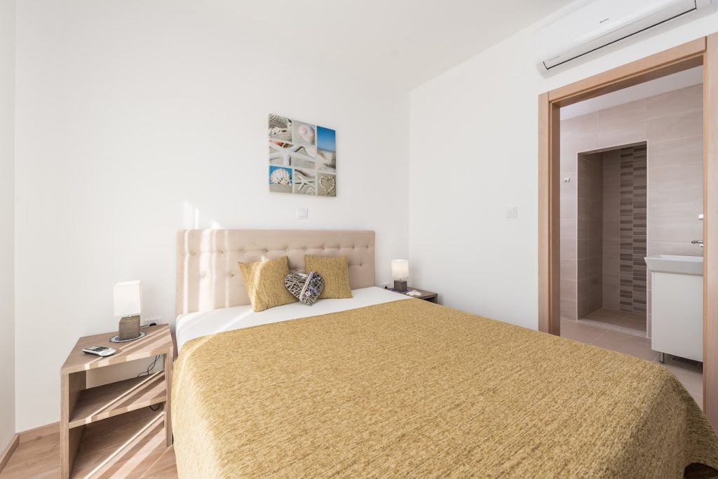 PRODAJA, 8 VILA SA BAZENIMA, DEBELJAK (ZADAR) 7 km OD MORA, 4.600.000 €
