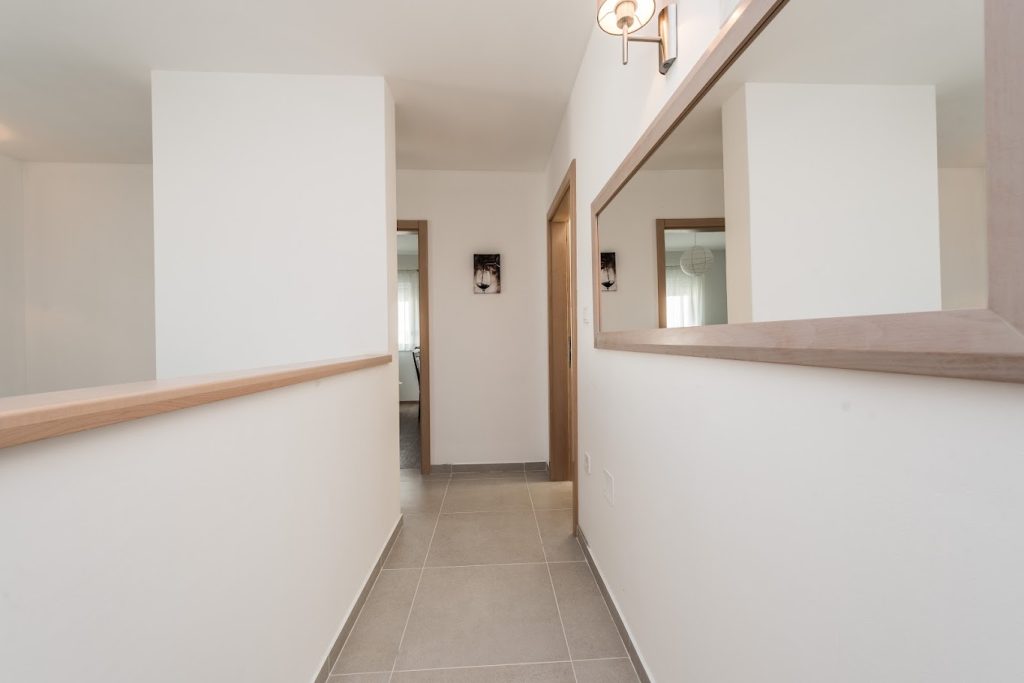 PRODAJA, 8 VILA SA BAZENIMA, DEBELJAK (ZADAR) 7 km OD MORA, 4.600.000 €
