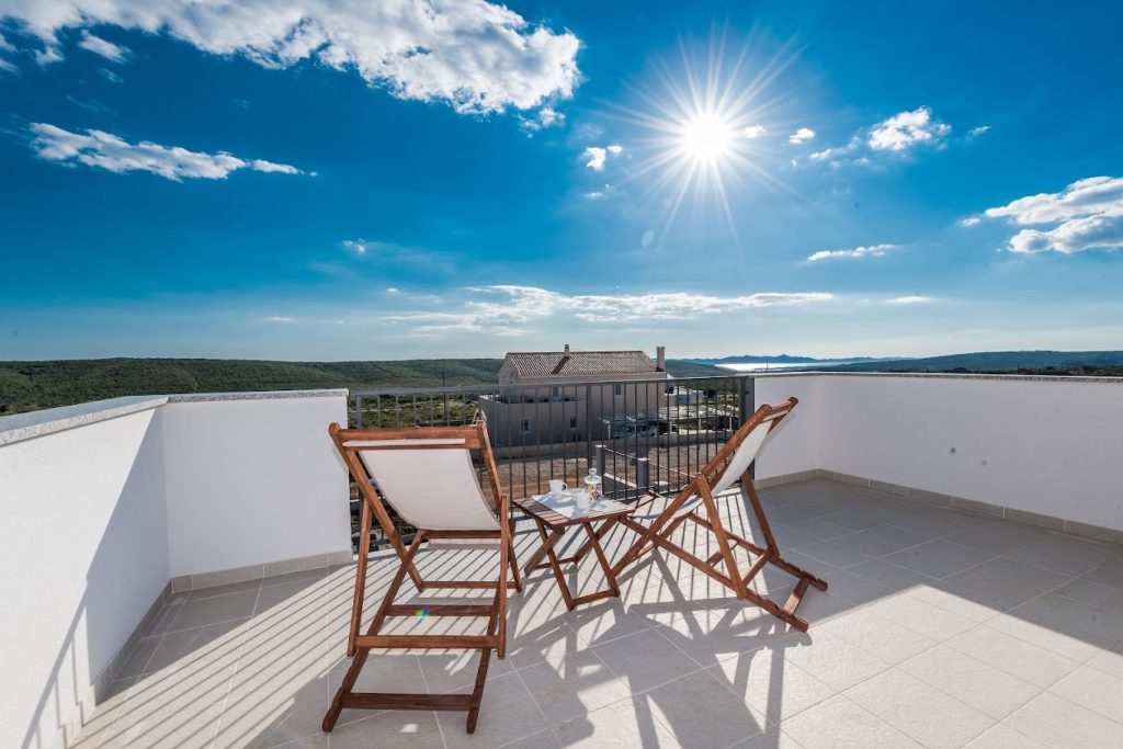 PRODAJA, 8 VILA SA BAZENIMA, DEBELJAK (ZADAR) 7 km OD MORA, 4.600.000 €