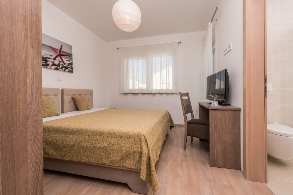 PRODAJA, 8 VILA SA BAZENIMA, DEBELJAK (ZADAR) 7 km OD MORA, 4.600.000 €