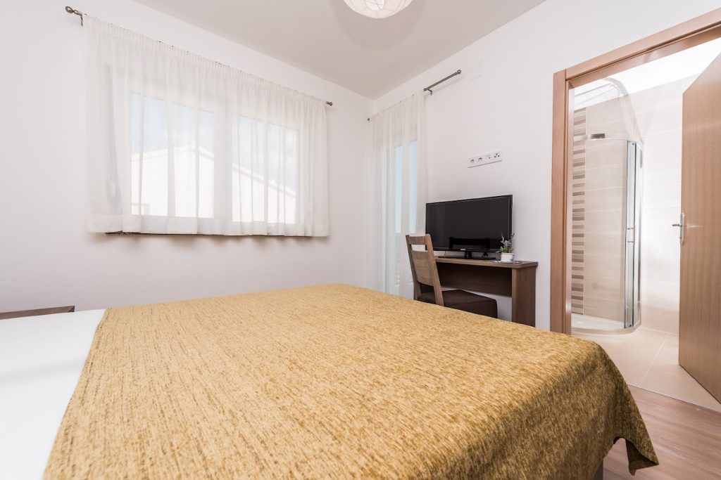 PRODAJA, 8 VILA SA BAZENIMA, DEBELJAK (ZADAR) 7 km OD MORA, 4.600.000 €