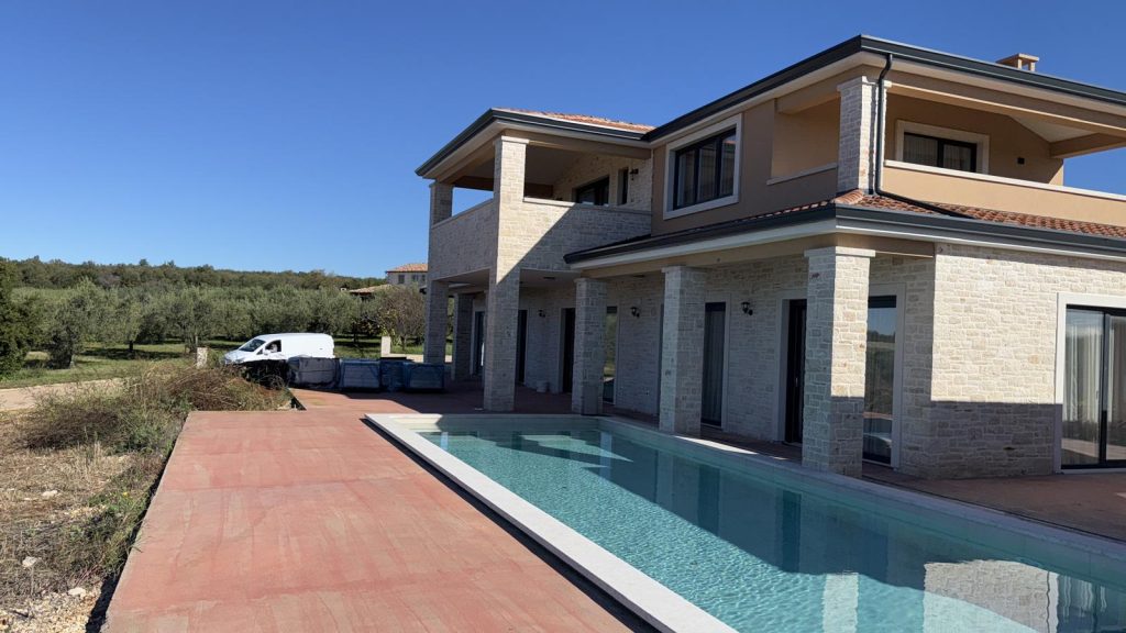 Luksuzna vila u Istri (Tar-Vabriga), novogradnja + maslinik s 50 maslina 2396m2