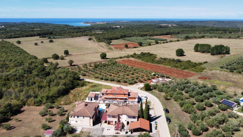 Luksuzna vila u Istri (Tar-Vabriga), novogradnja + maslinik s 50 maslina 2396m2