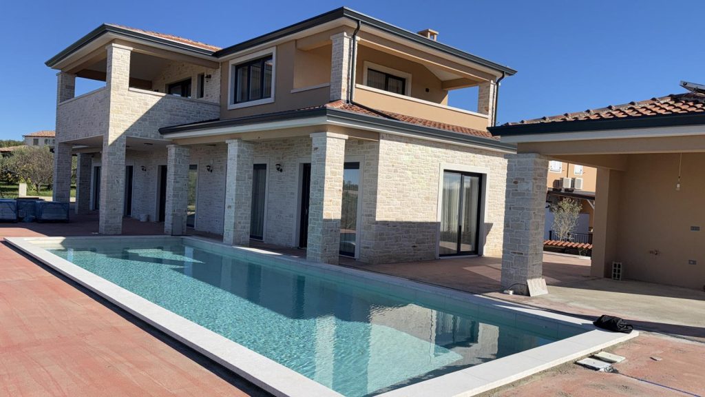 Luksuzna vila u Istri (Tar-Vabriga), novogradnja + maslinik s 50 maslina 2396m2