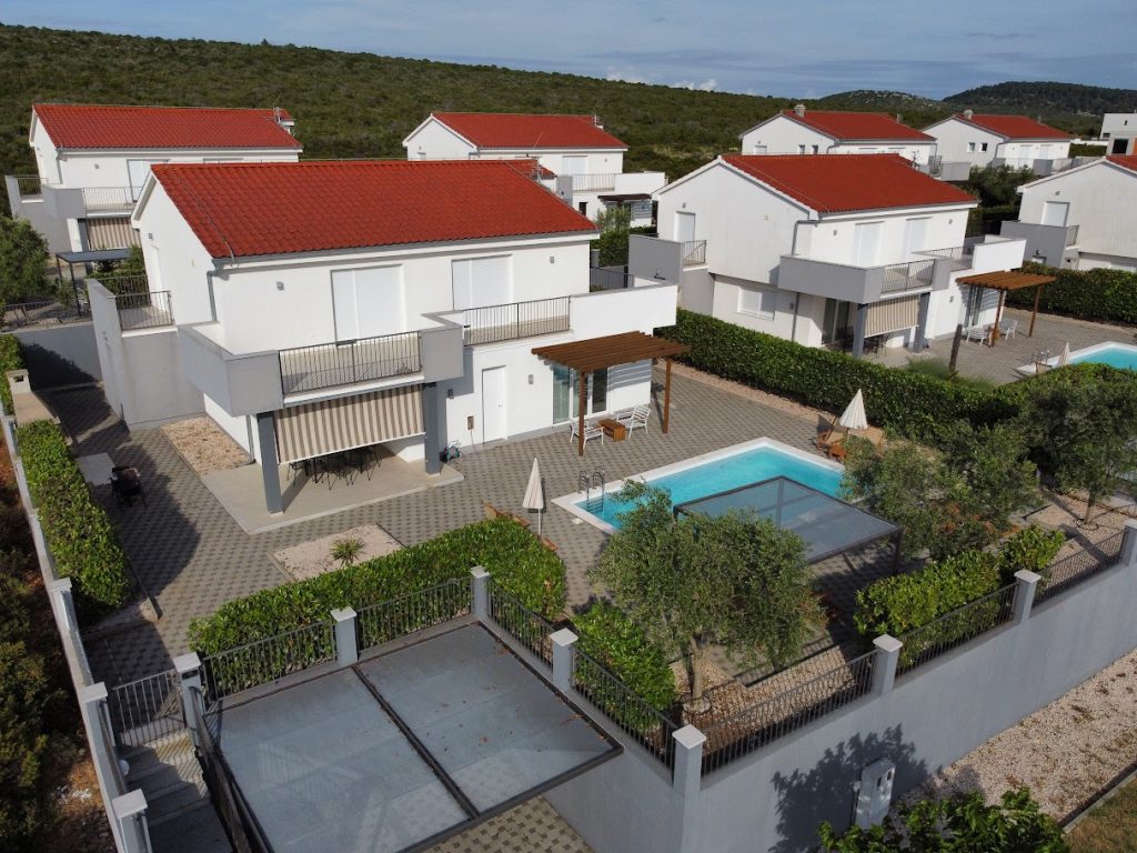 PRODAJA, 8 VILA SA BAZENIMA, DEBELJAK (ZADAR) 7 km OD MORA, 4.600.000 €