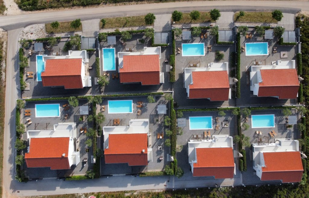 PRODAJA, 8 VILA SA BAZENIMA, DEBELJAK (ZADAR) 7 km OD MORA, 4.600.000 €