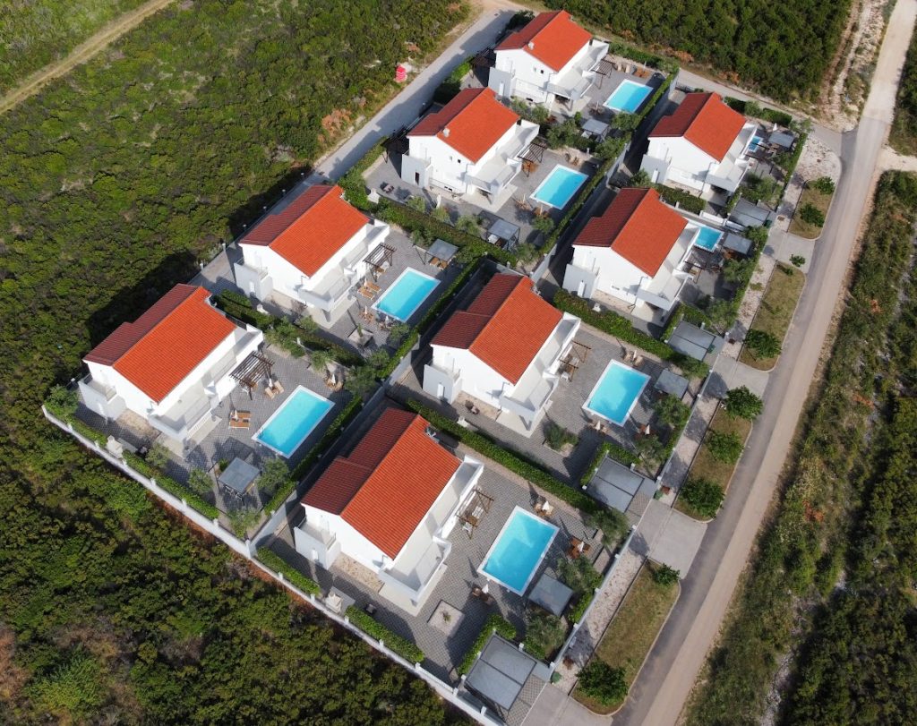PRODAJA, 8 VILA SA BAZENIMA, DEBELJAK (ZADAR) 7 km OD MORA, 4.600.000 €